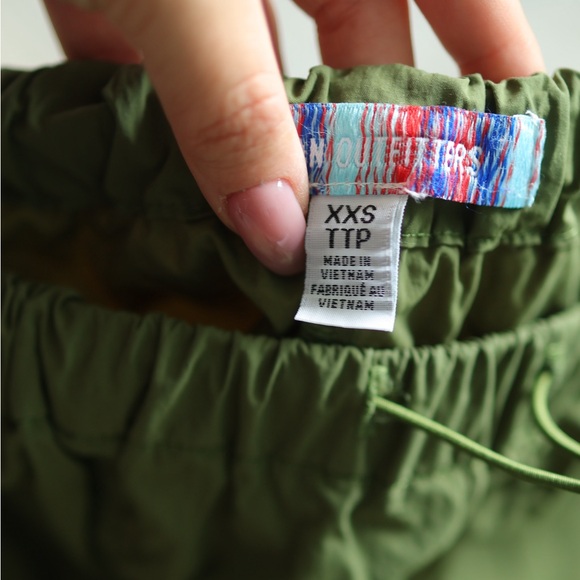 Green urban outfitters parachute pants - Picture 2 of 4
